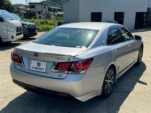 CROWN sedan hybrid