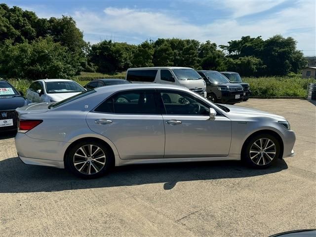 CROWN sedan hybrid