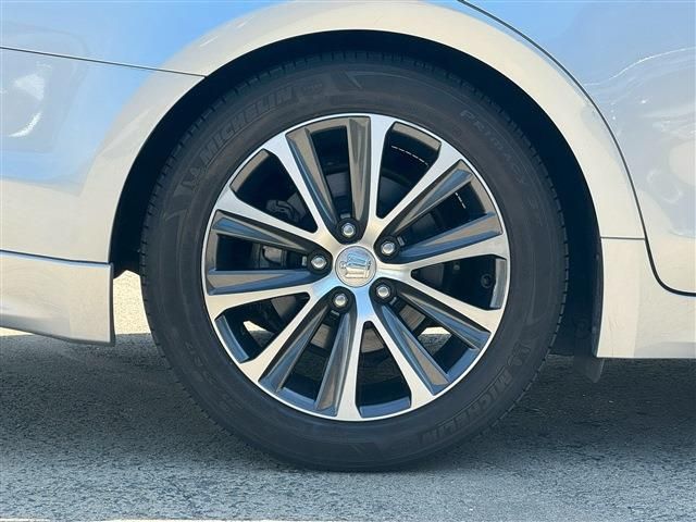 CROWN sedan hybrid