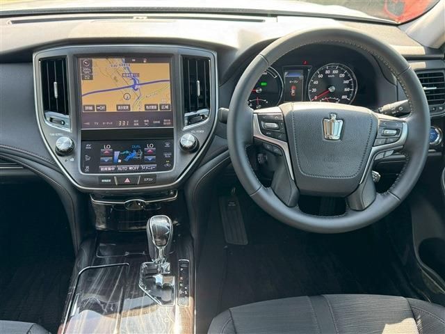 CROWN sedan hybrid
