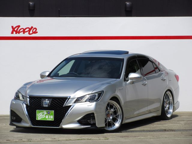 CROWN sedan hybrid