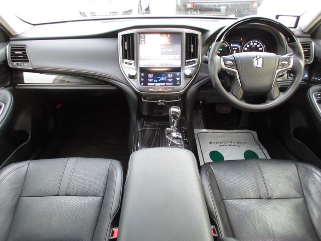 CROWN sedan hybrid