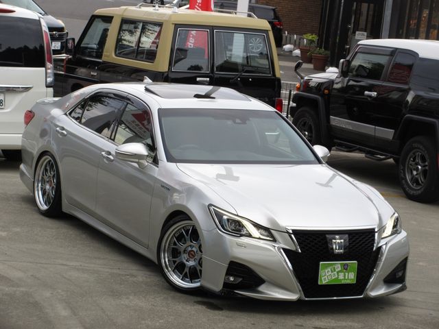 CROWN sedan hybrid