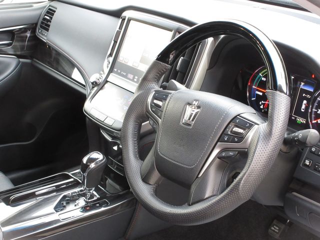 CROWN sedan hybrid