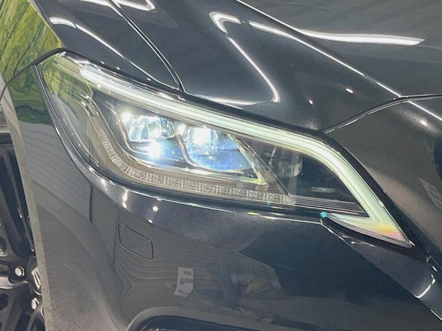 CROWN sedan hybrid