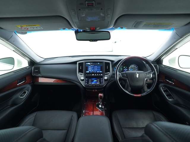 CROWN MAJESTA HYBRID 4WD