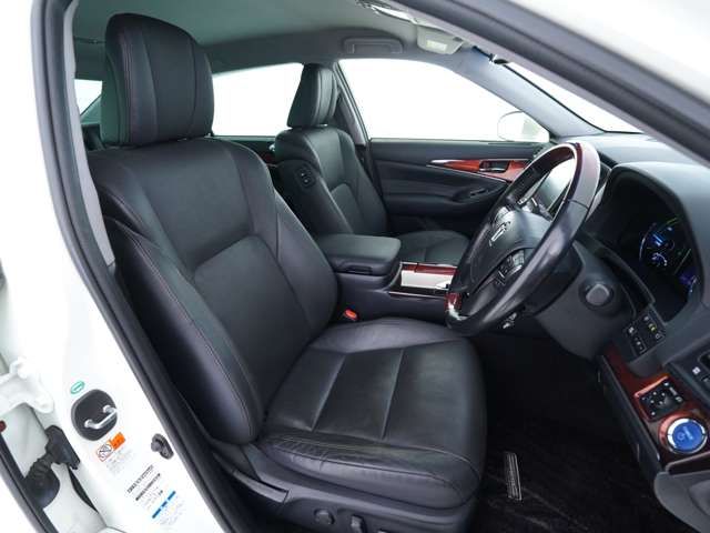 CROWN MAJESTA HYBRID 4WD