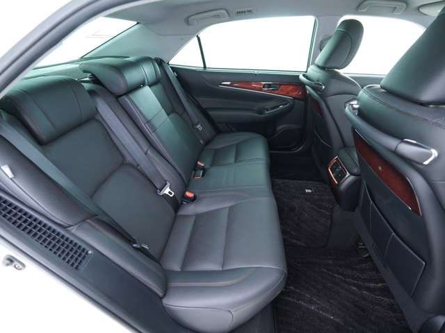 CROWN MAJESTA HYBRID 4WD