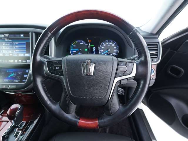 CROWN MAJESTA HYBRID 4WD