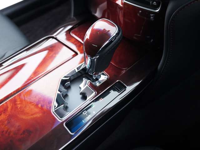 CROWN MAJESTA HYBRID 4WD