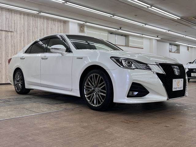 CROWN sedan hybrid