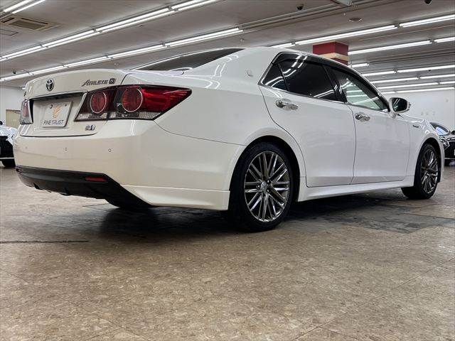 CROWN sedan hybrid