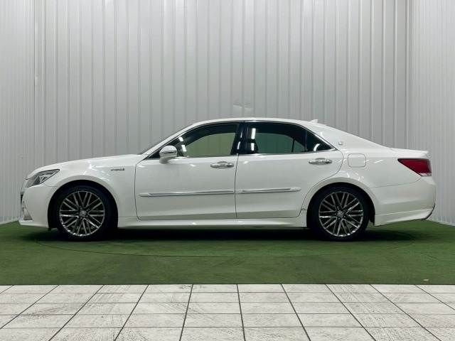 CROWN sedan hybrid