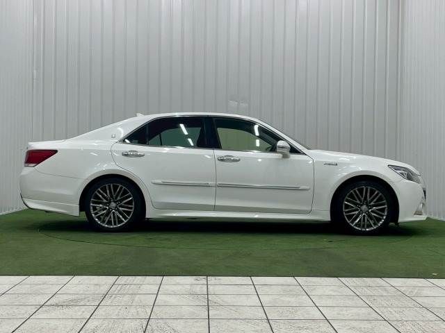CROWN sedan hybrid