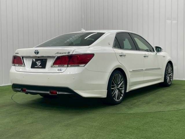 CROWN sedan hybrid