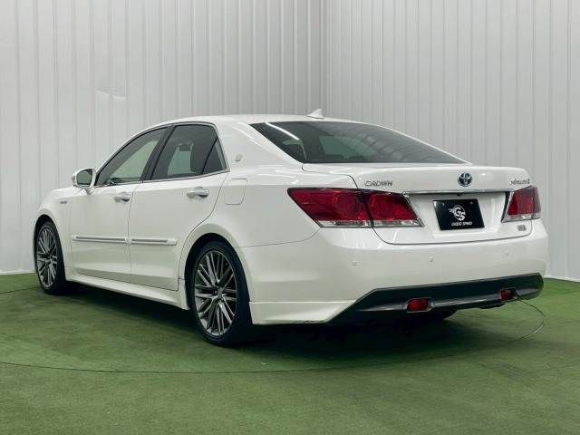 CROWN sedan hybrid