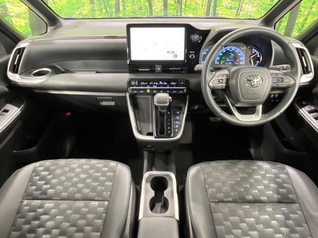 VOXY HYBRID 4WD
