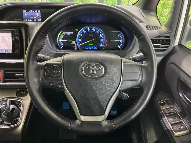 VOXY HYBRID