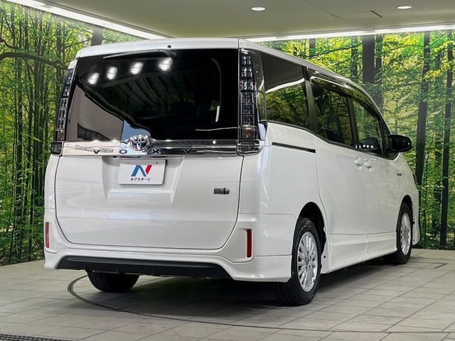 VOXY HYBRID