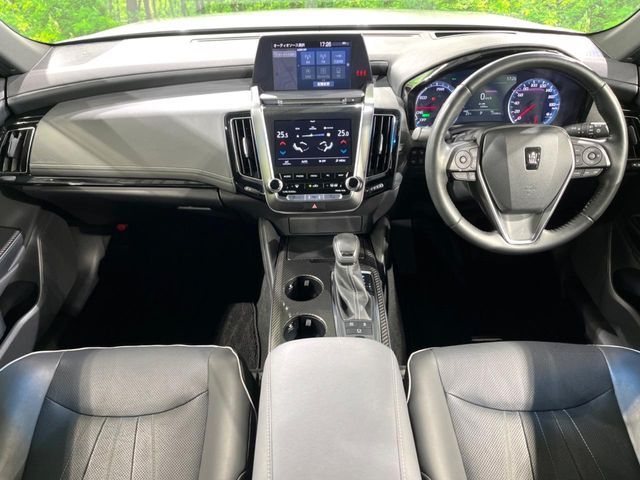 CROWN sedan hybrid