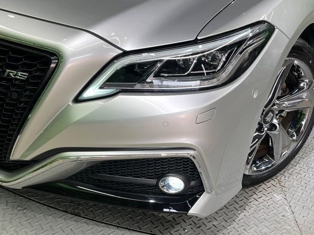 CROWN sedan hybrid
