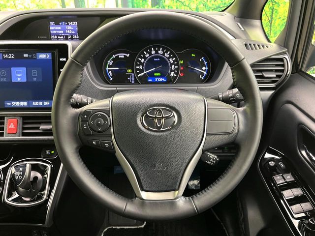 VOXY HYBRID