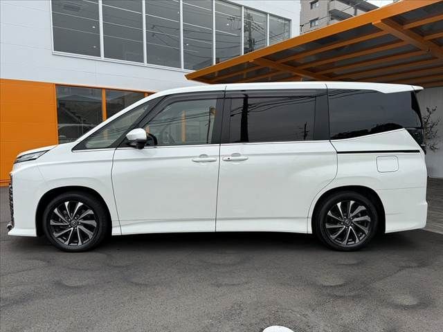 VOXY HYBRID