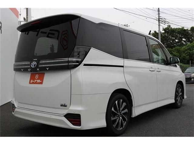 VOXY HYBRID