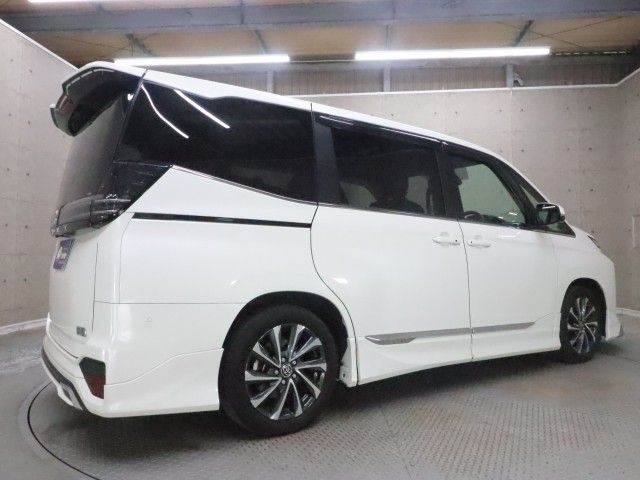 VOXY HYBRID