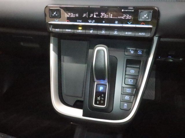 VOXY HYBRID