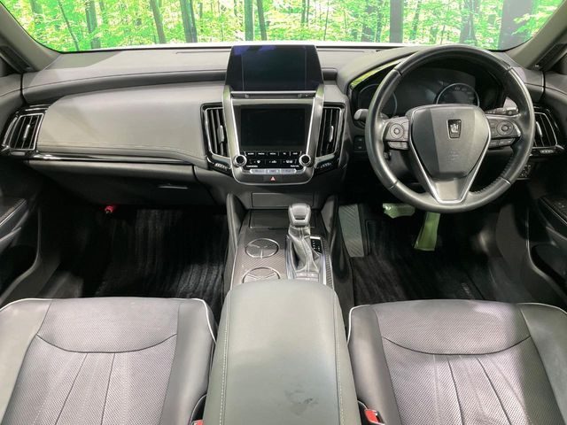 CROWN sedan hybrid