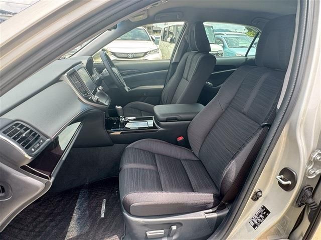 CROWN sedan hybrid