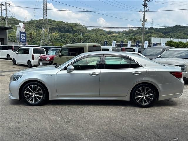 CROWN sedan hybrid