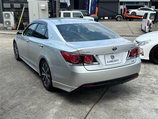 CROWN sedan hybrid