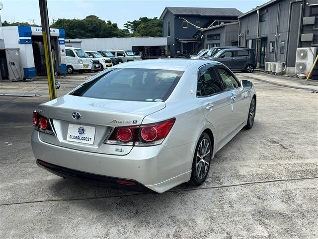 CROWN sedan hybrid