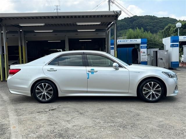 CROWN sedan hybrid