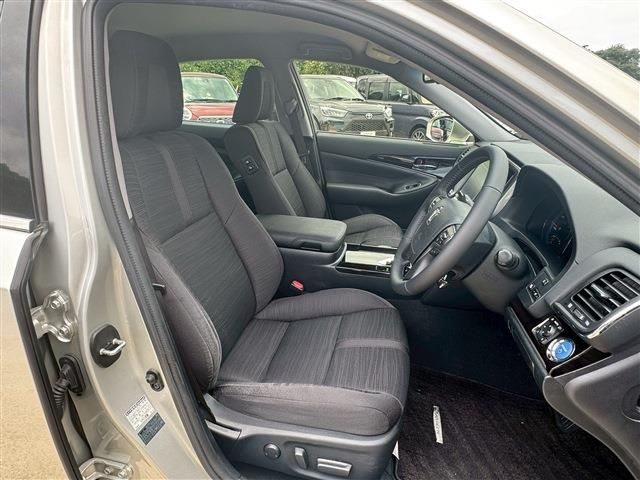CROWN sedan hybrid