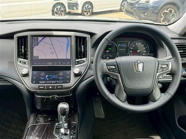 CROWN sedan hybrid