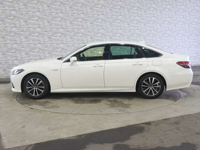 CROWN sedan hybrid