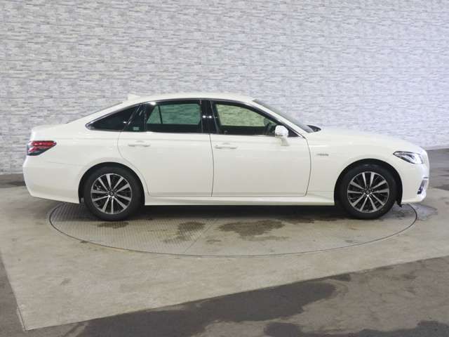 CROWN sedan hybrid