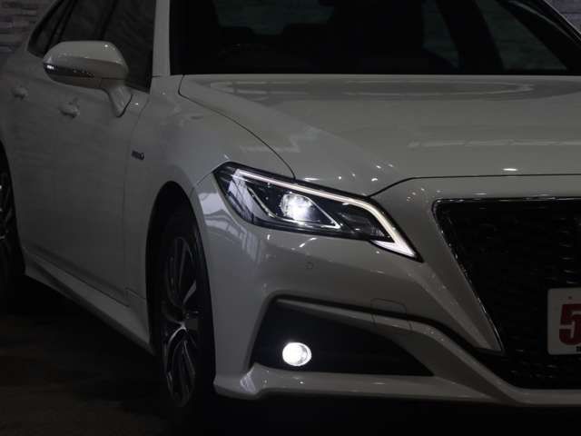 CROWN sedan hybrid