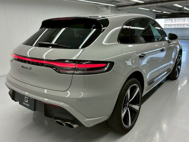 PORSCHE Macan