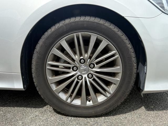 CROWN sedan hybrid