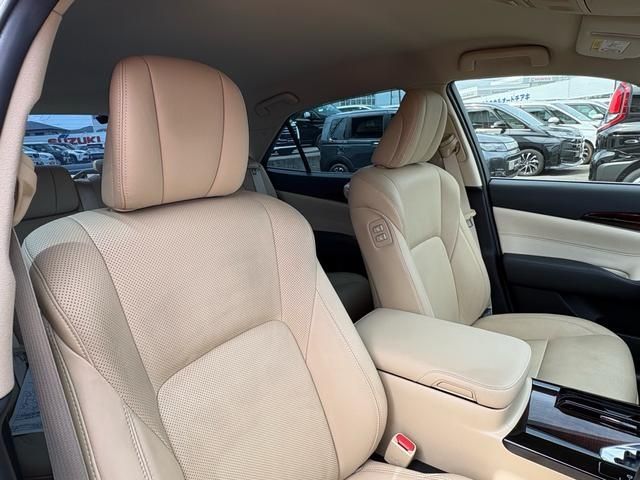 CROWN sedan hybrid