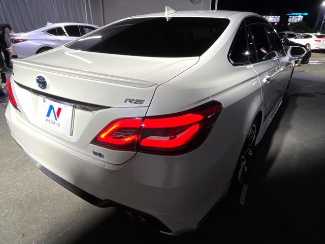 CROWN sedan hybrid
