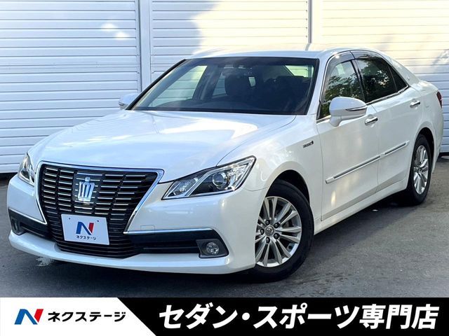 CROWN sedan hybrid