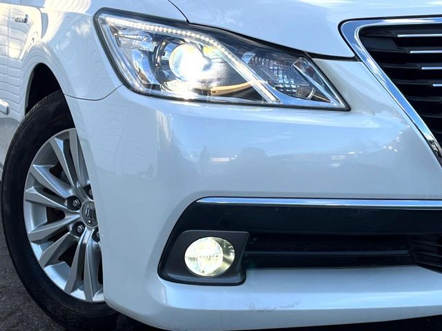 CROWN sedan hybrid
