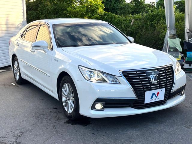 CROWN sedan hybrid