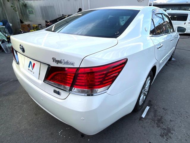 CROWN sedan hybrid