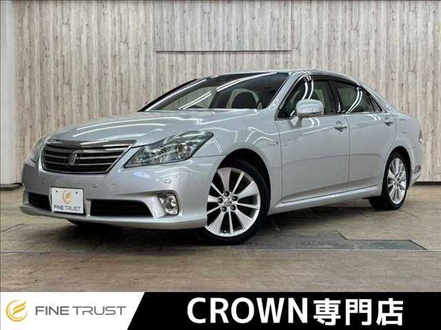 CROWN sedan hybrid